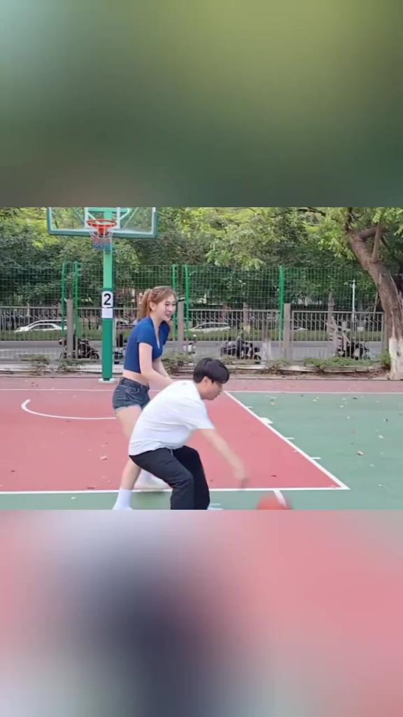 集夢(mèng)會(huì)長(zhǎng)背打一米8的女生，這是真打球??！