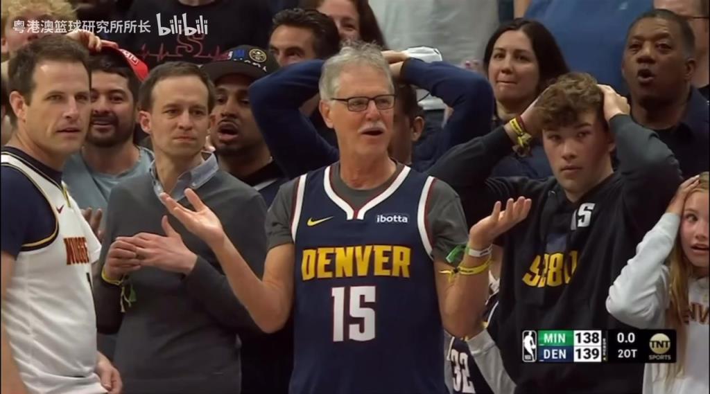 導(dǎo)火索？回顧此前掘金對(duì)陣森林狼，威少送出三分犯規(guī)后的眾生相！