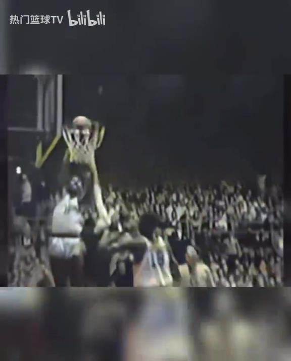 這是怪物嗎？張伯倫高中時(shí)期是怎么打球的？校園里的明星！