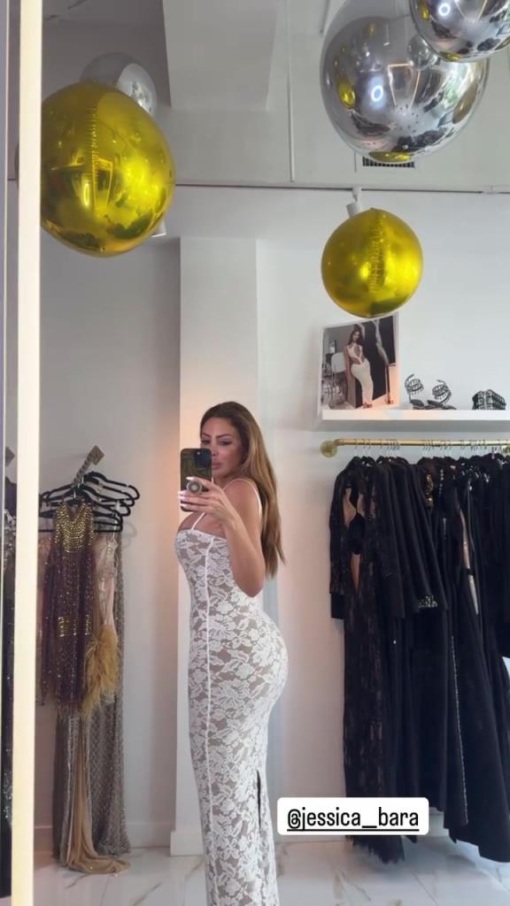 徐娘半老！皮蓬前妻穿吊帶裙自拍，這身材也太炸裂了！