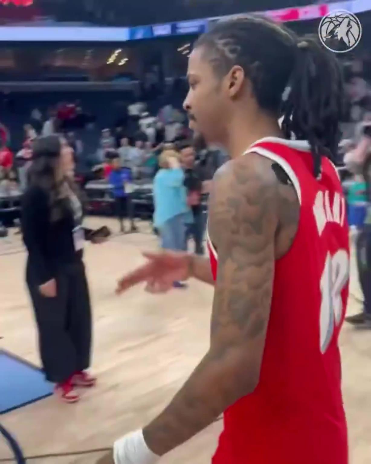 笑死！莫蘭特賽后與華子握手，竟然也是比出“手槍”的手勢(shì)