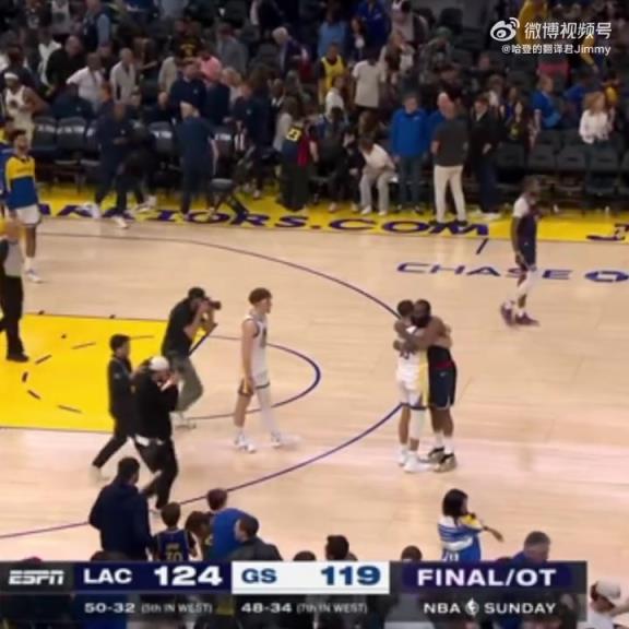 09雙雄傾盡全力！哈登和庫里賽后第一時間擁抱在一起