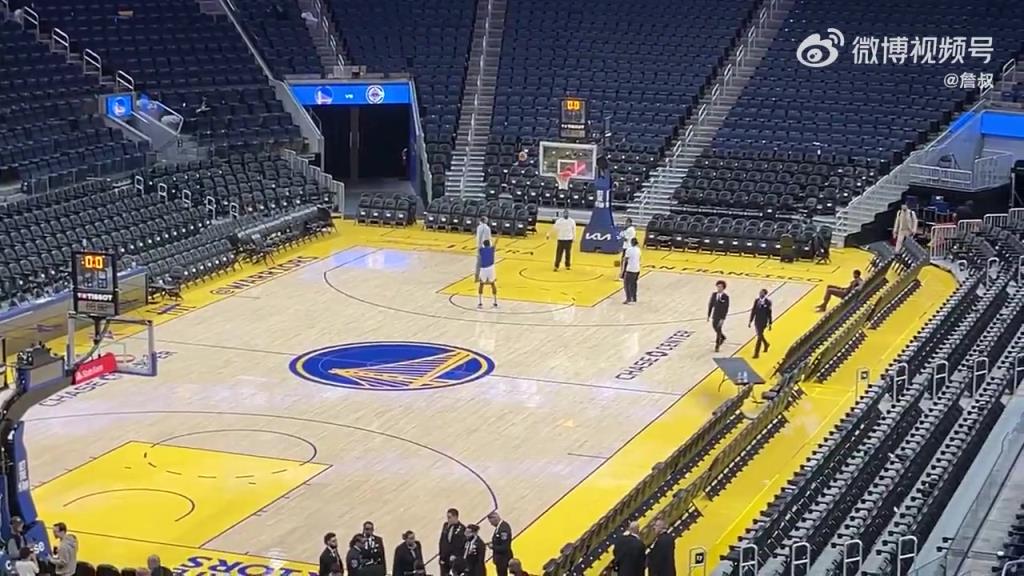 今天沒有得到出場機(jī)會！庫明加賽后還留在場地練習(xí)投籃