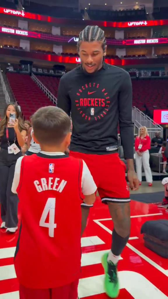 暖心偶像！小球迷賽前得到杰倫格林親簽球鞋球衣