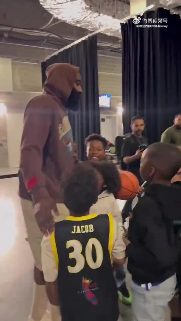 哈登賽后對(duì)小朋友：聽(tīng)你們家長(zhǎng)的話，總有一天你們也會(huì)打進(jìn)NBA