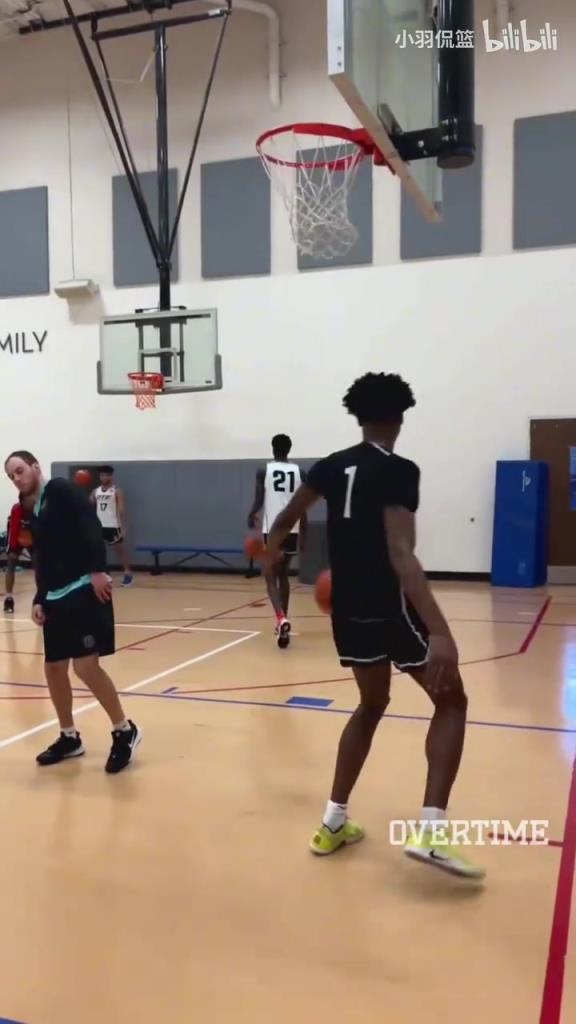 地表最強(qiáng)身體素質(zhì)？阿門扣籃簡(jiǎn)直就像直升機(jī)起飛一樣！