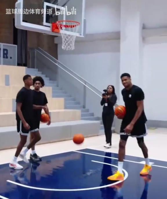 別人能學(xué)得來(lái)嗎？名場(chǎng)面：字母哥指導(dǎo)小球員籃下腳步！