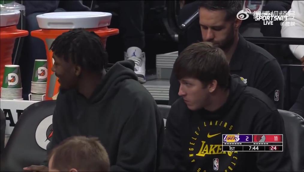 鎖定西部第三愜意得很！里夫斯輪休在板凳席上吃東西被抓拍到了