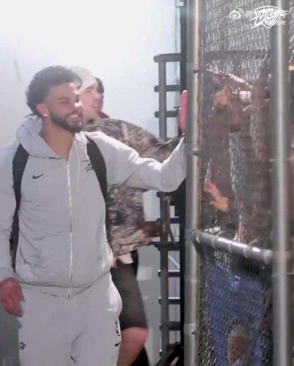 68勝歷史第五傲人戰(zhàn)績(jī)！雷霆全員回到OKC，當(dāng)?shù)厍蛎詿崆榻訖C(jī)