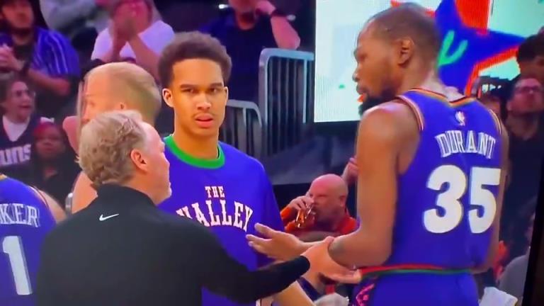 下課導(dǎo)火索？主帥布登此前抓住KD手臂要說(shuō)什么，被一把甩開！